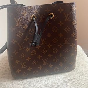 Louis Vuitton NéoNoé MM brand new… had it saved it box never worn! Gorgeous bag!